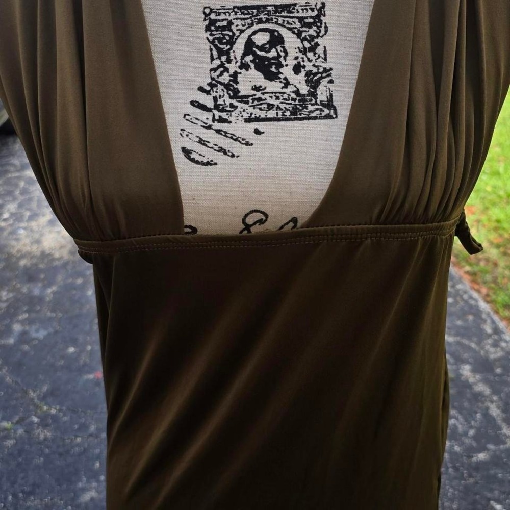 Olive green maxi dress with tie back detail. Size: L #maxidress #eveningwear